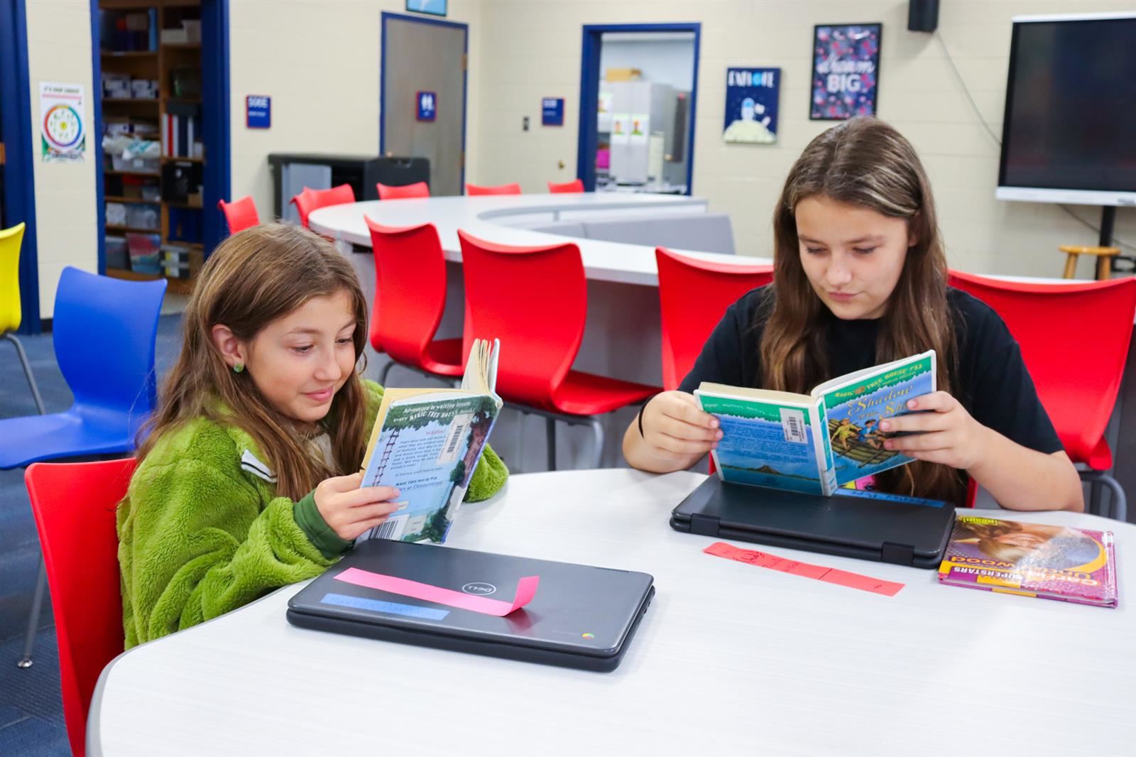 girls reading